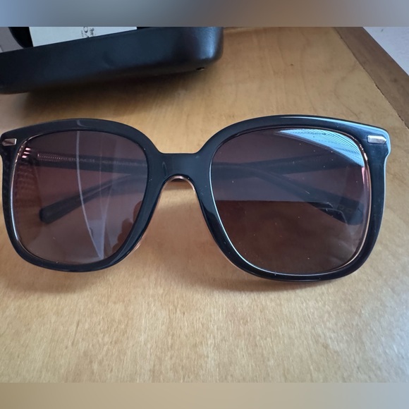 ✨ Coach HC8381U CL918 0HC8381U Sunglasses – Like New ✨ - Picture 3 of 12